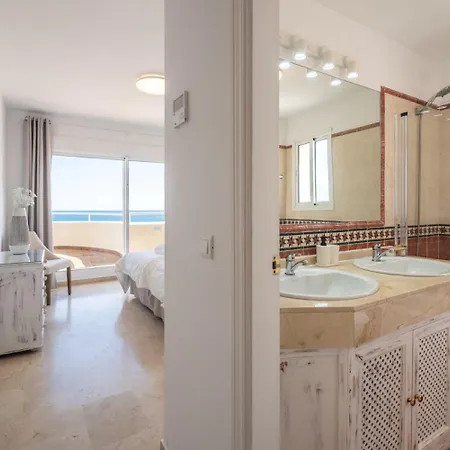 Beachfront Penthouse - El Mirador De Bermuda *
